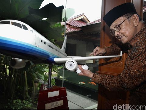 Bunda Ingin Mendoakan BJ Habibie? Simak Niat & Cara Salat Gaib