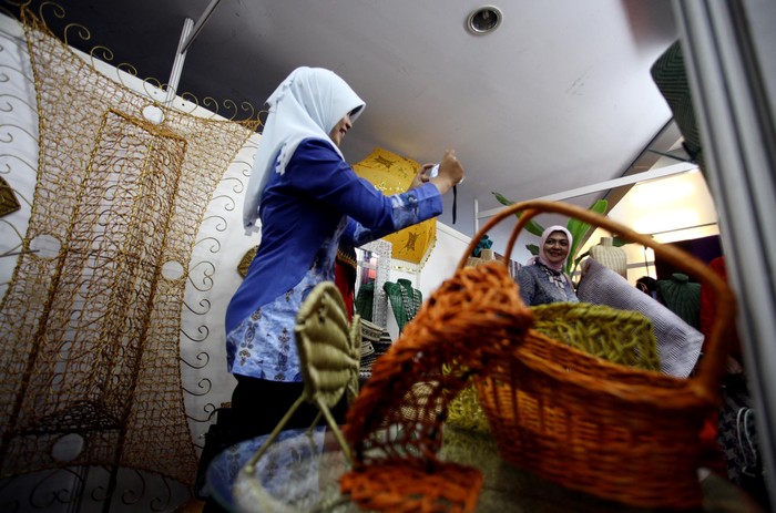 Pameran Kerajinan UMKM Pengunjung memilih hasil kerajinan UMKM yang dijajakan seperti tas anyaman, tikar, dan beragam busana yang terbuat dari rotan di Pameran Produk Kerajinan UMKM di SMESCO, Jakarta, Kamis (5/6/2014). Acara tersebut digelar oleh Dewan Kerajinan Nasional (Dekranas) dan UMKM dari seluruh Indonesia untuk meningkatkan daya saing dalam menghadapi pasar bebas ASEAN 2015. (FOTO: Rachman Haryanto/detikFoto)