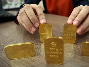 Harga Emas Hari Ini Terjun Bebas!