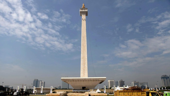 Tugu Monas Dibersihkan Tugu Monumen Nasional atau Monas yang sedang dibersihkan di Jakarta Pusat, Kamis (15/05/2014). Pembersihan monas termasuk dari bab cawan hingga bab tubuh tugu Monas dari bubuk dan kotoran yang melekat akhir polusi.