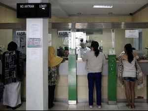 Dekat Lebaran, Banyak Orang Tebus Barang di Pegadaian