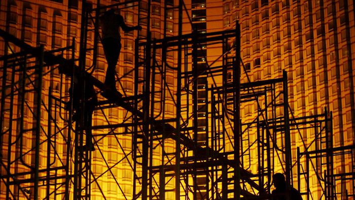 Sejumlah pekerja membangun sebuah kerangka baliho dikawasan Bundaran Hotel Indonesia, Jakarta, Selasa (23/7/2013).