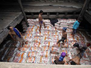 Bulan Depan Pemasok Swasta Harus Lapor ke Bulog untuk Ikut Bansos