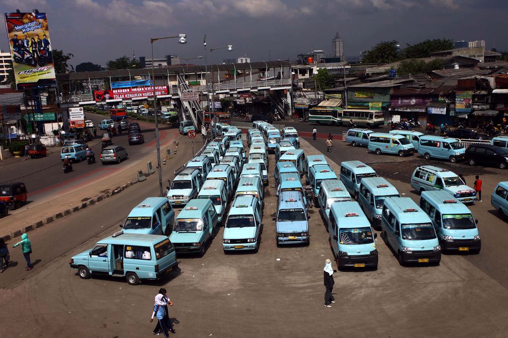 Angkutan umum menunggu penumpang di terminal Kampung Melayu, Jakarta Timur, Selasa (18/6). kenaikan Harga Bahan Bakar Minyak (BBM) dipastikan akan berimbas kepada perubahan tarif angkutan umum. File detikFoto.