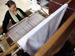 Kain Tenun Dayak hingga Perhiasan Asal Sleman Mejeng di Tokyo