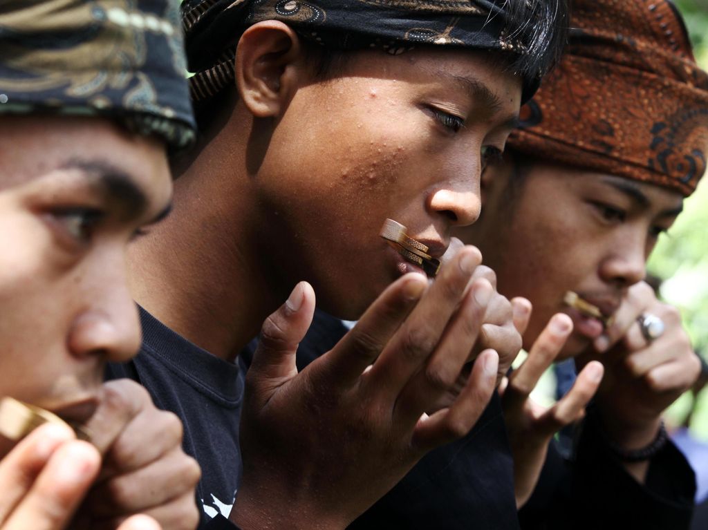 4 Ciri Khas Suku Sunda, dari Bahasa sampai Rumah Adat 4 Ciri Khas Suku Sunda, dari Bahasa sampai Rumah Adat