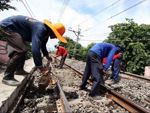 Mengapa Ribuan Kilometer Rel Kereta Warisan Belanda Bisa Terbengkalai? Mengapa Ribuan Kilometer Rel Kereta Warisan Belanda Bisa Terbengkalai?