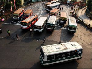 Aksi Heroik Sopir Bus di Hari Pertama Seorang Anak Masuk Sekolah