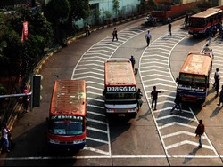 Bus Baru Terhadang Seteru Dua Kubu
