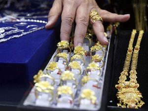 Viral Toko Emas Tutup Digeruduk Warga Sambil Histeris