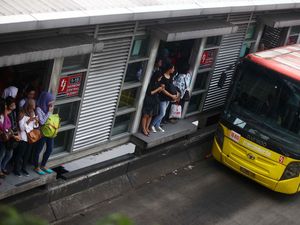 Lalin Macet, Perjalanan Bus TransJ Pluit-Pinang Ranti Terlambat Pagi Ini Lalin Macet, Perjalanan Bus TransJ Pluit-Pinang Ranti Terlambat Pagi Ini