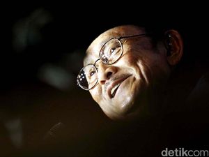BJ Habibie Bangun Bangsa dengan Iptek BJ Habibie Bangun Bangsa dengan Iptek