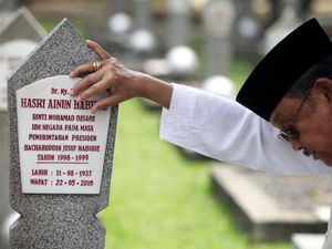 Reza Rahadian: Semoga Eyang Habibie Cepat Bertemu Eyang Ainun