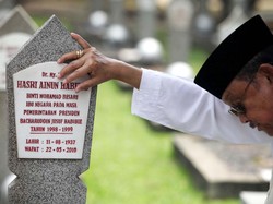 Reza Rahadian: Semoga Eyang Habibie Cepat Bertemu Eyang Ainun