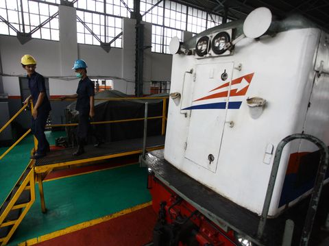 Sejumlah pekerja melakukan proses perawatan kereta lokomotif di Bengkel Kereta Api, Jatinegara, Jakarta, Jum'at (11/7/2014). PT KAI Daop 1 dalam rangka mudik lebaran menyiapkan 48 lokomotif dengan jumlah kereta 262 unit gerbong.