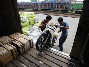 Daop II Bandung Gratiskan Angkut Sepeda Motor Milik Pemudik Daop II Bandung Gratiskan Angkut Sepeda Motor Milik Pemudik