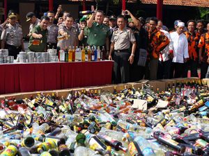 Pura-pura Mau Kencing, Suporter Mabuk ini Buang Miras Saat Diperiksa Polisi Pura-pura Mau Kencing, Suporter Mabuk ini Buang Miras Saat Diperiksa Polisi