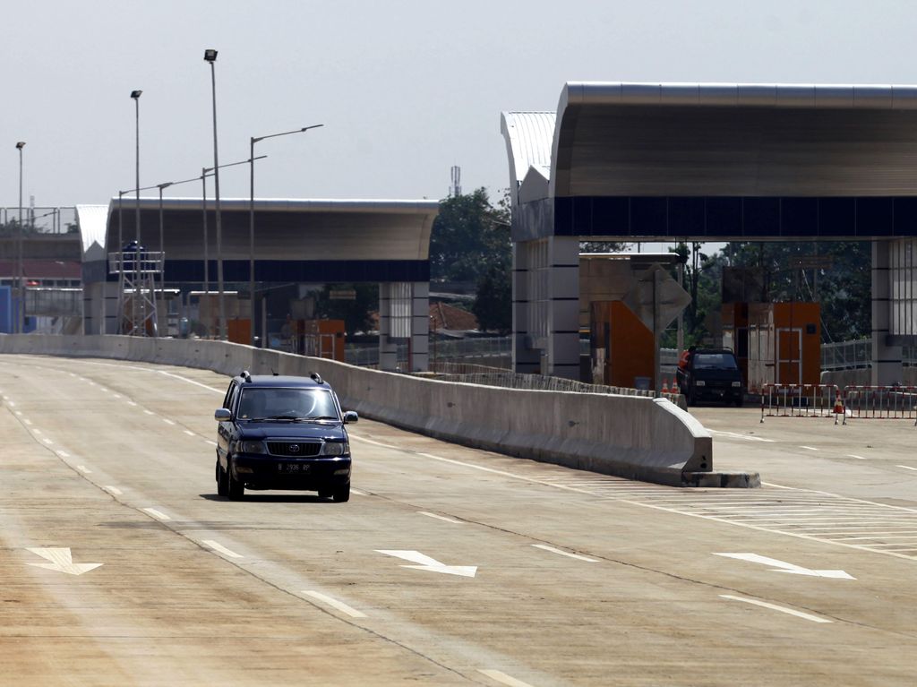 Mobil Pecah Ban karena Jalan Tol JORR Berlubang, Polisi Koordinasi ke Jasa Marga Mobil Pecah Ban karena Jalan Tol JORR Berlubang, Polisi Koordinasi ke Jasa Marga