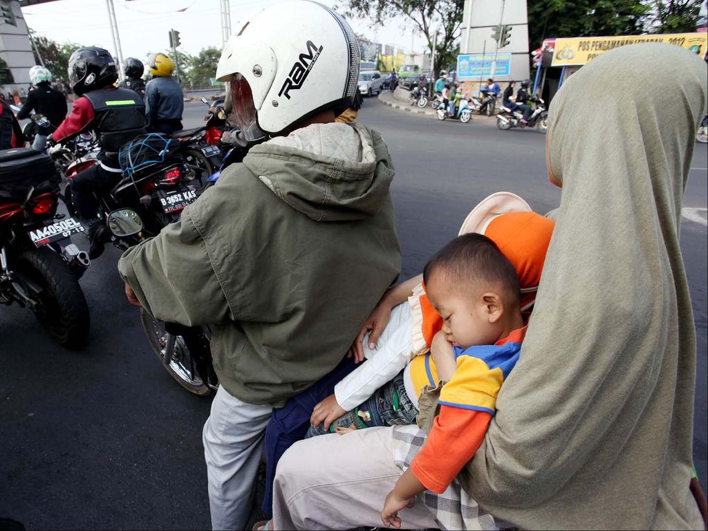 Lucu! Naik Motor Tanpa Helm Langsung Ditegur Akang Gendang Lucu! Naik Motor Tanpa Helm Langsung Ditegur Akang Gendang