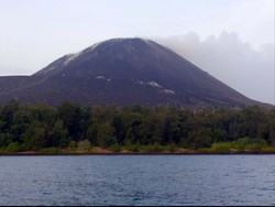 Gunung Anak Krakatau Erupsi Hingga 1 Km