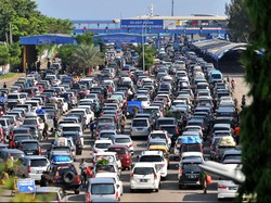 Libur Telah Tiba, Kepadatan Lalin Terjadi di Tol Jakarta-Merak