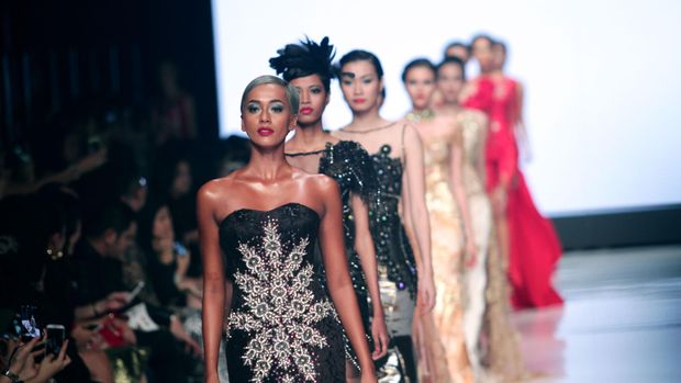 Koleksi terbaru Hengki Kawilarang yang bertema 'Diva' di panggung Fashion Tent Jakarta Fashion Week 2014, Senayan City, Jakarta Selatan, Rabu (23/10/2013).  Sesuai namanya, gaun-gaun Hengki yang ditampilkan juga begitu mewah dengan siluet pas badan yang elegan. Taburan payet dan kristal Swarovski tampak menjadi ornamen gaun-gaun cantik ini.