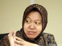 Risma Lambaikan Tangan ke Pendukung yang Dorong Dirinya ke Pilgub DKI