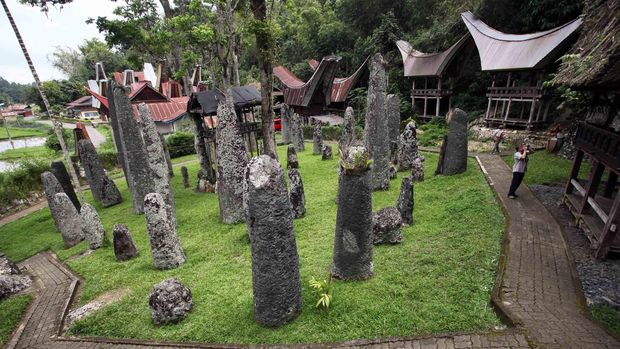 Bila mengunjungi Tana Toraja, Sulawesi Selatan, jangan sampai anda melewatkan berkunjung ke Bori Kalimbuang. Bori Kalimbuang terletak di Kecamatan Sesean, Kabupaten Tana Toraja.