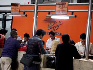 Pengiriman Uang TKI Lewat Kantor Pos Naik 50% Pengiriman Uang TKI Lewat Kantor Pos Naik 50%