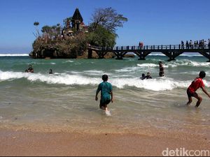 Seputar Pantai Balekambang yang Sering Disebut Tanah Lotnya Jawa Timur