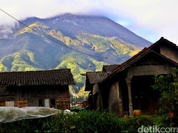 Terekam CCTV, Banyak Pendaki Tetap Nekat Naik ke Puncak Merapi
