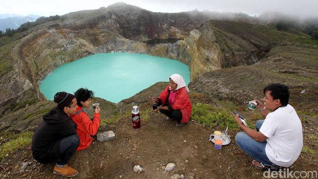 Gunung Kelimutu dan Danau Tiga Warna