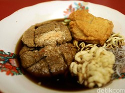 Sedapnya Pempek Lenjer Hingga Kapal Selam Berendam Saus Cuko di Sini