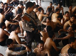 Polres Jakbar Bekuk 129 Pemuda dan Sita 15 Dus Miras