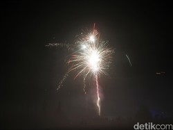 Viral Orang Bakar Kembang Api di Dalam Bioskop di India, Begini Bahayanya