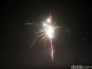 Kembang Api Meledak-Bakar Tangan Wabup Kaur Saat Malam Tahun Baru Kembang Api Meledak-Bakar Tangan Wabup Kaur Saat Malam Tahun Baru