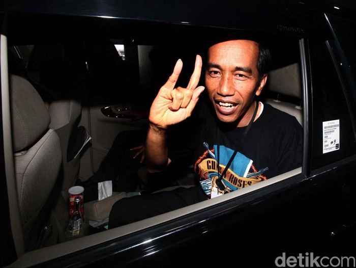 Gubernur DKI Jakarta Joko Widodo menyempatkan diri menonton Konser Guns N Roses di di Mata Elang Internasional Stadium (MEIS) Ancol, Jakarta (16/12/2012). File/detikFoto.