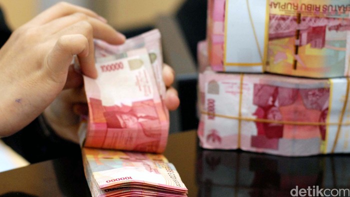 Uang Rupiah Petugas menghitung uang setoran tunai di Kantor Cabang Pembantu Bank BNI, Jakarta Pusat, Rabu (8/8/2012). File/detikFoto