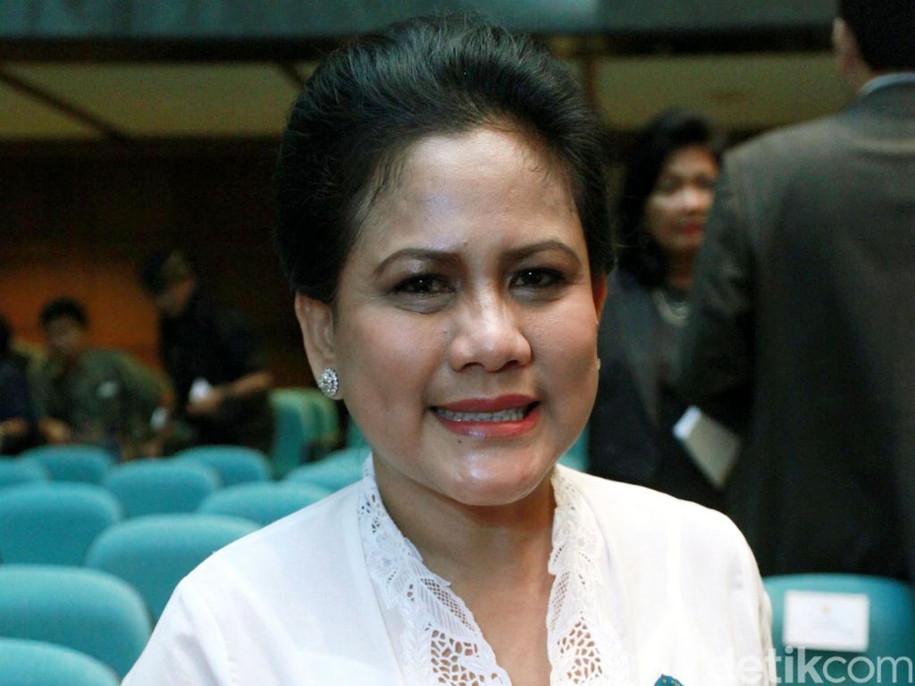Ibu Iriana Besuk Wiranto Bersama OASE