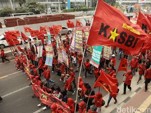 Tegang! Massa Buruh KASBI Sempat Ingin Terabas Kawat Berduri