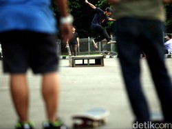 Aksi Keren Bocah 8 Tahun Main Skateboard