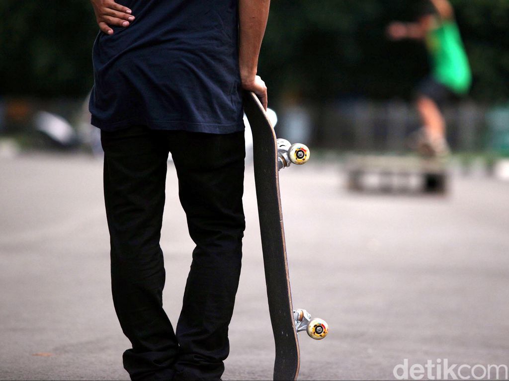 Satpol PP Bubarkan Pemuda yang Main Skateboard di JPO FKUI Salemba Satpol PP Bubarkan Pemuda yang Main Skateboard di JPO FKUI Salemba