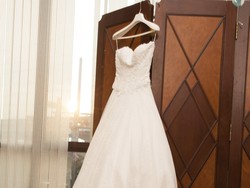 Kisah Gaun Pengantin yang Kembali ke Pemiliknya Pasca Terbang Dibawa Tornado