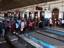 Video Momen Menumpuknya Calon Penumpang KRL di St Bogor