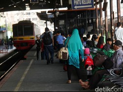 KRL Anjlok di Stasiun Jatinegara