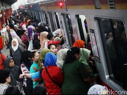 Naik TJ-KRL di Rush Hour Bikin Kaki Pegal, Dokter Bagikan Tips Mengatasinya
