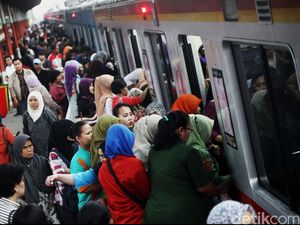 Naik TJ-KRL di Rush Hour Bikin Kaki Pegal, Dokter Bagikan Tips Mengatasinya Naik TJ-KRL di Rush Hour Bikin Kaki Pegal, Dokter Bagikan Tips Mengatasinya