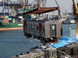 30 Unit KRL dari Jepang Tiba Di Pelabuhan Tanjung Priok