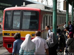 Tersenggol Penumpang Lain, Ibu Ini Jatuh ke Bawah Peron KRL