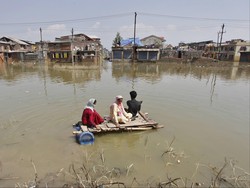 75 Orang Tewas dan 200 Ribu Mengungsi Akibat Banjir di India